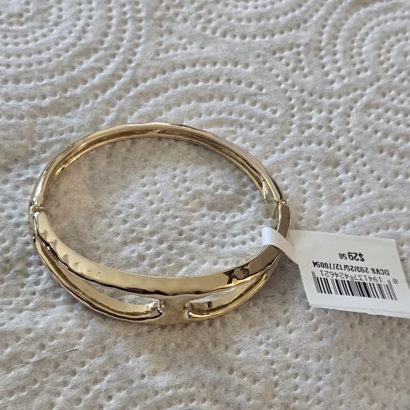 Macy's Elegant Gold-Tone Bracelet Women New - Picture 8 of 9